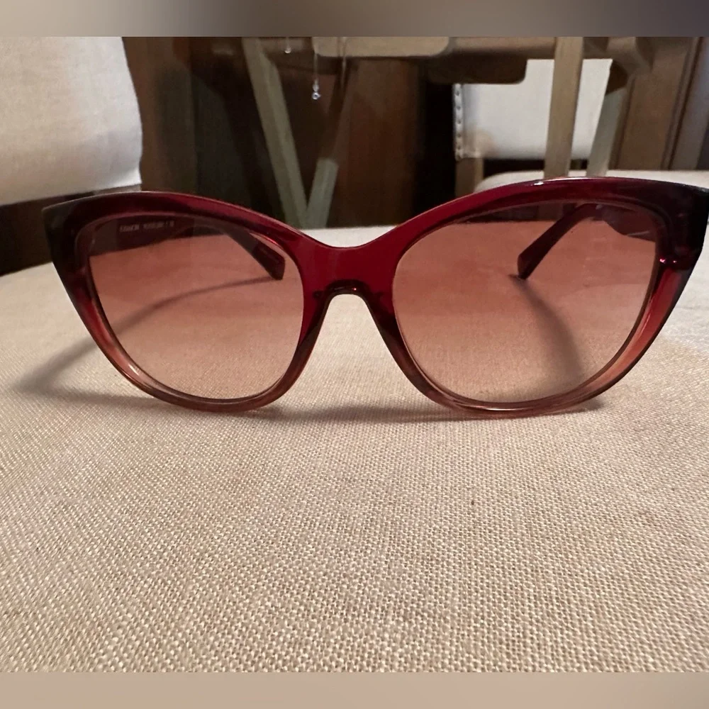Red Coach sunglasses with horse and carriage logo on the side - Picture 5 of 5